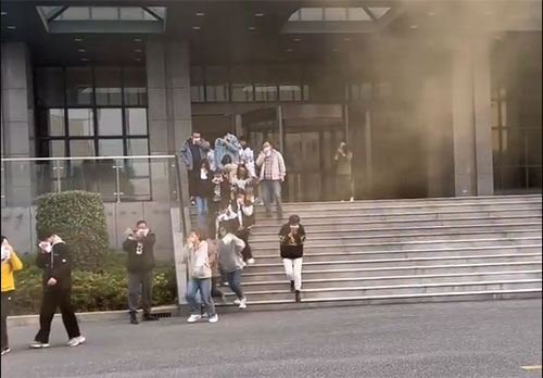 開展應(yīng)急演練? 強化應(yīng)急安全處置能力——上海創(chuàng)力集團開展消防演習活動(圖1)