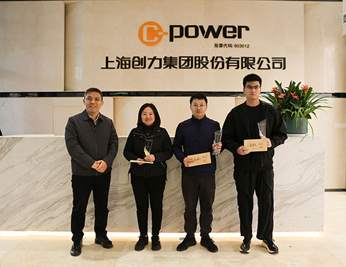 頒獎眾星捧月.jpg 躍動創(chuàng)力 智勝未來 | 創(chuàng)力集團2025年主題運動會圓滿落幕(圖35)