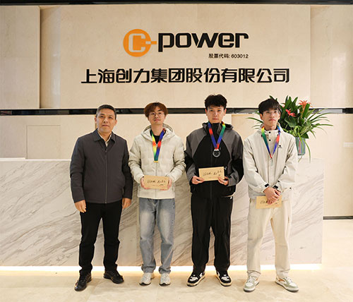 頒獎羽毛球男.jpg 躍動創(chuàng)力 智勝未來 | 創(chuàng)力集團2025年主題運動會圓滿落幕(圖33)