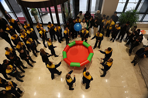 眾星捧月3.jpg 躍動創(chuàng)力 智勝未來 | 創(chuàng)力集團2025年主題運動會圓滿落幕(圖16)